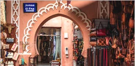 Arco histórico en una medina marroquí